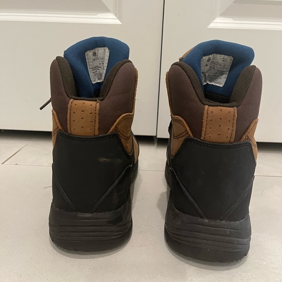 Womens brown hiking boots, size US 8.5. EU39.                KODIAK WATERPROOF - Picture 3 of 6